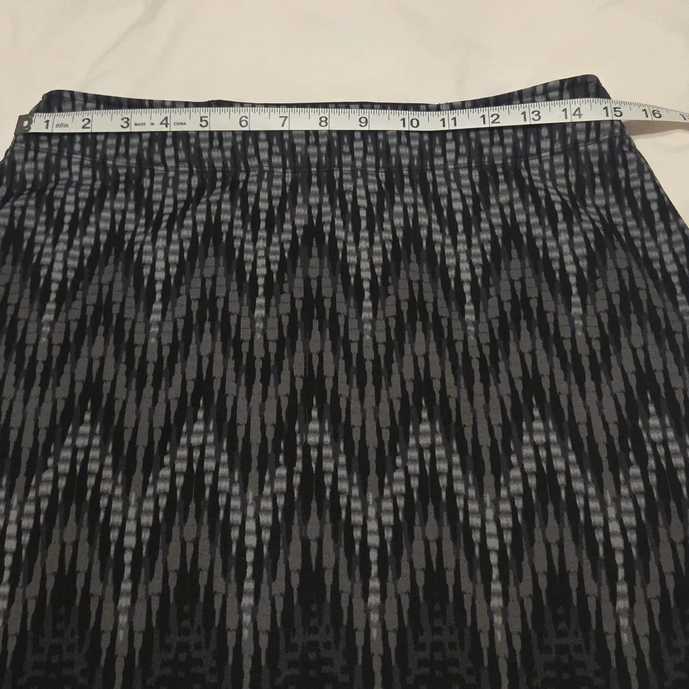 Athleta Pretty Black/Gray Mini Skirt In Very Good Condition! Stretchy Fabric. - Picture 9 of 10
